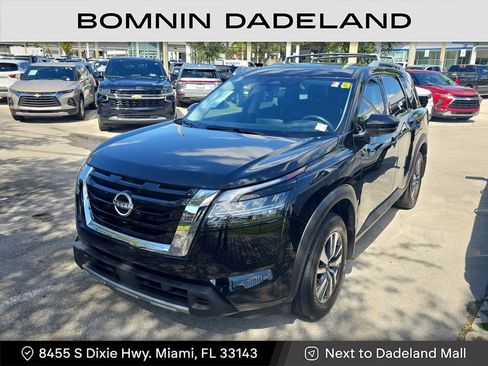 Used 2024 Nissan Pathfinder SL image 2