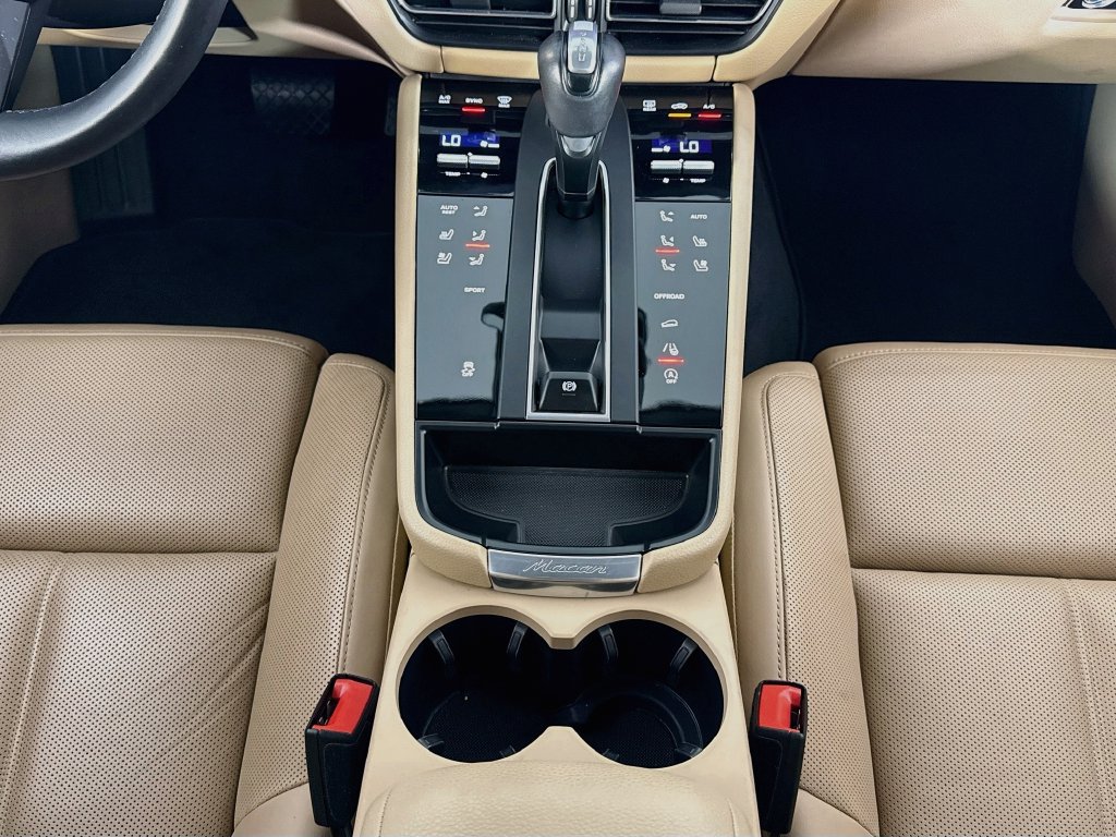 Certified 2023 Porsche Macan AWD/4WD image 16