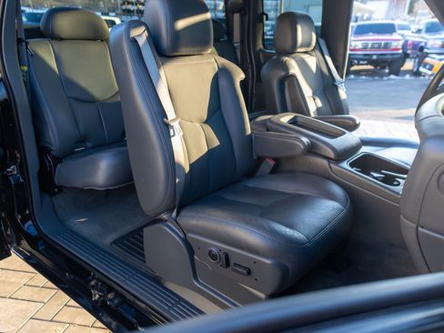 Used 2006 Chevrolet Silverado 3500 LT w/ Heavy-Duty Power Package image 40