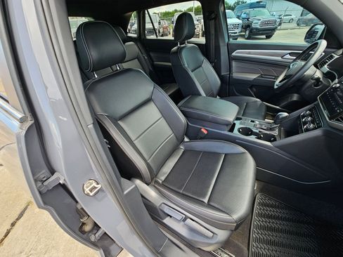 Used 2022 Volkswagen Atlas Cross Sport SE FWD image 32