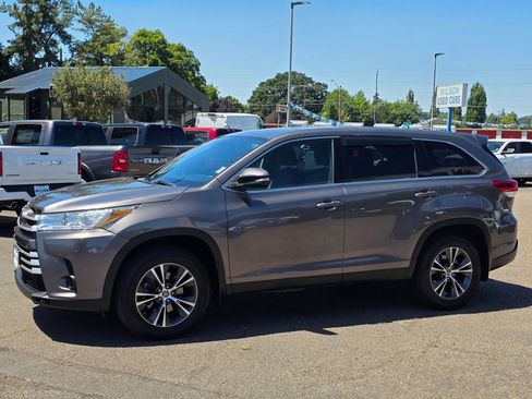 Used 2019 Toyota Highlander LE image 27