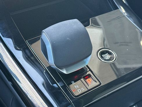 Used 2025 Land Rover Range Rover Sport image 24