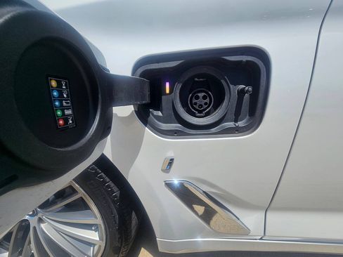 Used 2018 BMW 530e w/ Premium Package 2 RWD image 10