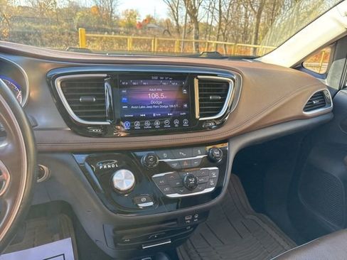 Used 2017 Chrysler Pacifica Limited image 10