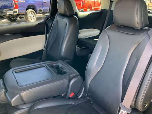 Used 2022 Kia Carnival LX FWD image 21