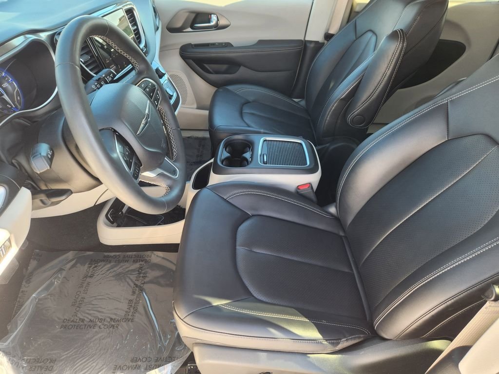 Used 2024 Chrysler Pacifica Touring-L FWD image 13