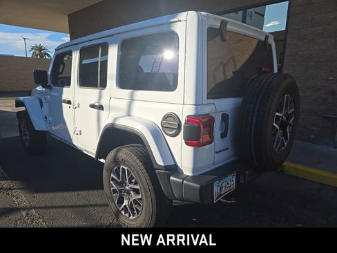 Used 2025 Jeep Wrangler Sahara image 5