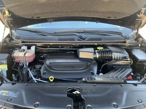 Used 2023 Chrysler Pacifica Touring-L FWD image 28
