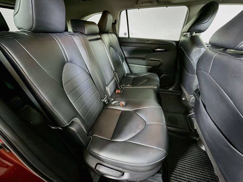Used 2023 Toyota Highlander XLE AWD/4WD image 25