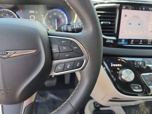 Certified 2024 Chrysler Pacifica Touring-L FWD image 16