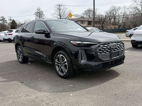 Used 2025 Audi Q5 Premium w/ Convenience Package image 6