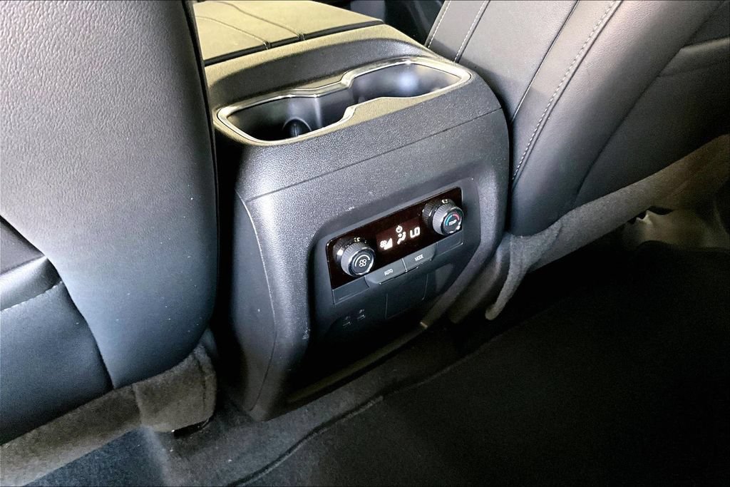 Certified 2025 Chevrolet Traverse LT FWD image 25
