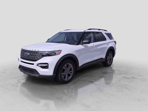 Used 2021 Ford Explorer XLT w/ Equipment Group 202A AWD/4WD image 4