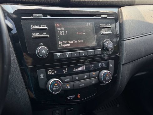 Used 2017 Nissan Rogue SV FWD image 23