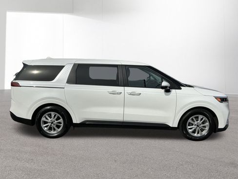 Used 2024 Kia Carnival LX FWD image 2