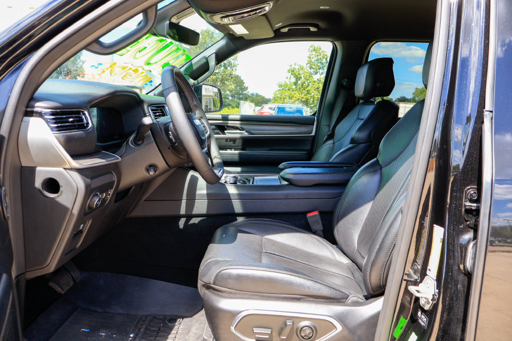 Used 2024 Jeep Wagoneer Series II w/ Flexible Seating Group RWD image 7