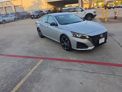 Used 2025 Nissan Altima 2.5 SR FWD image 6