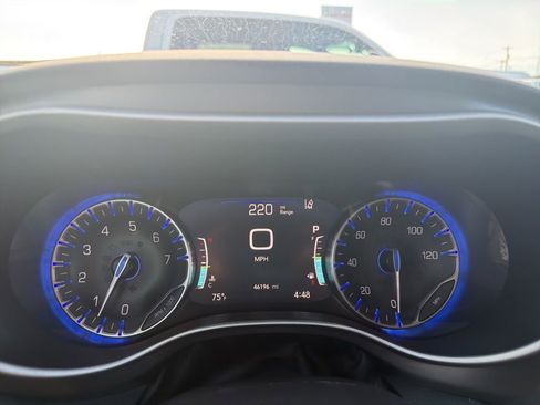 Used 2024 Chrysler Pacifica Touring-L FWD image 24