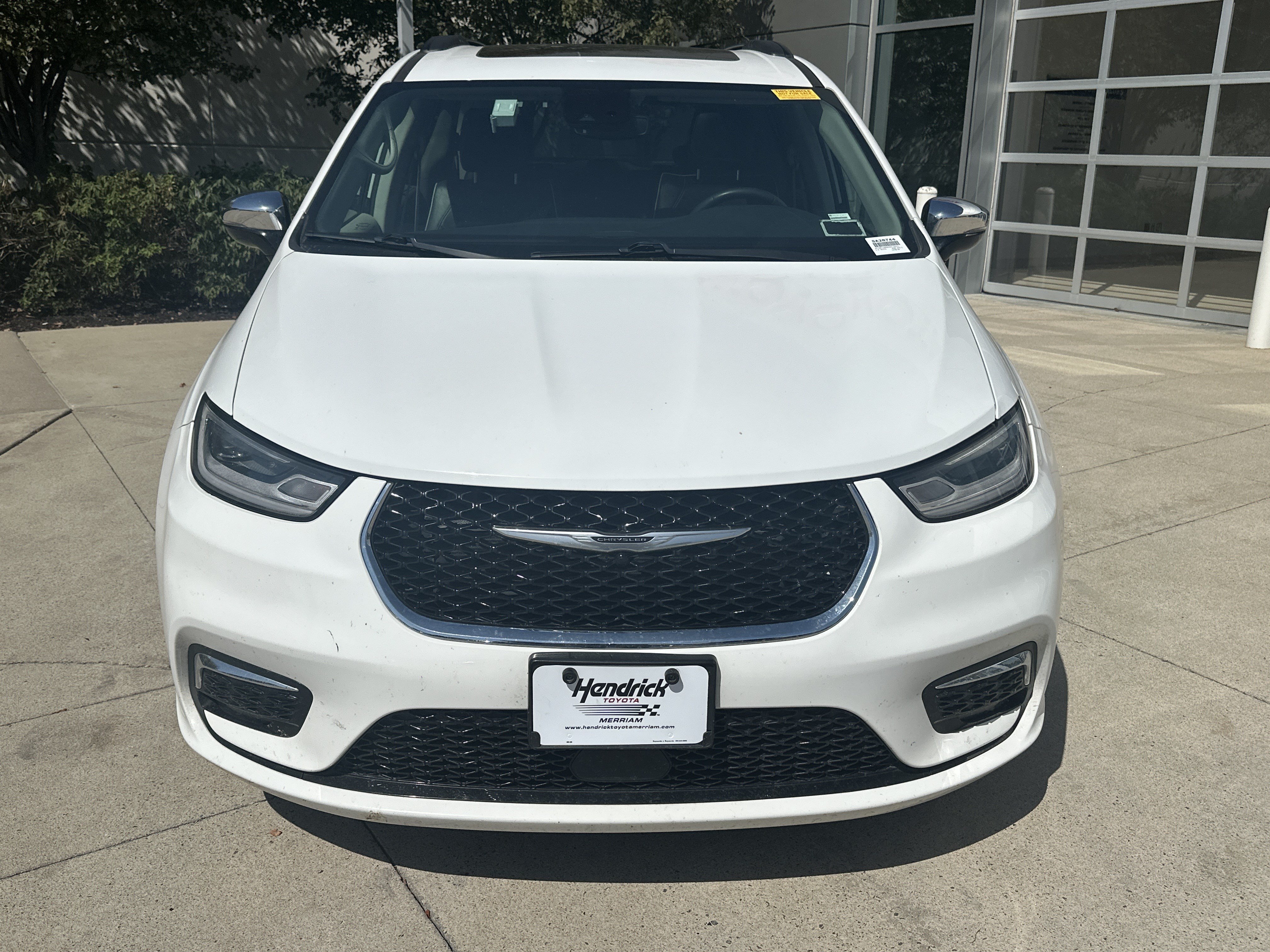 Used 2023 Chrysler Pacifica Limited FWD image 3