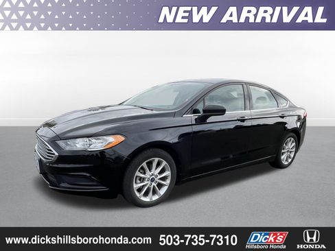 Used 2017 Ford Fusion SE w/ Fusion SE Technology Package FWD image 1