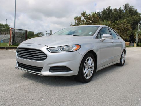 Used 2016 Ford Fusion SE FWD image 2