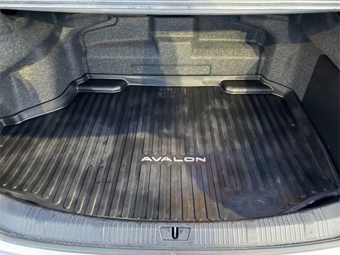 Used 2018 Toyota Avalon Limited image 16