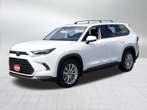 Certified 2024 Toyota Grand Highlander AWD image 3