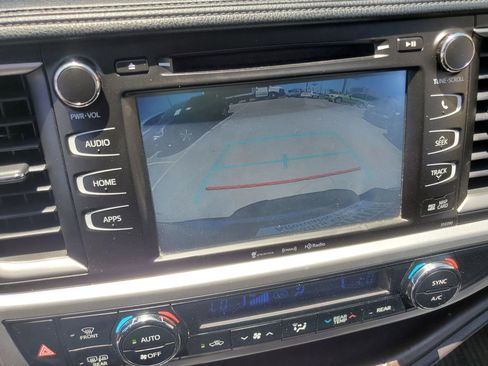Used 2019 Toyota Highlander XLE AWD/4WD image 3