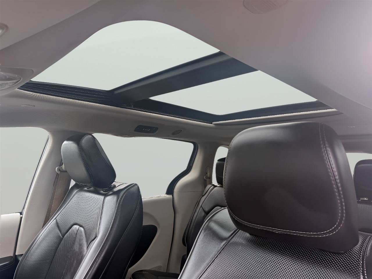 Used 2018 Chrysler Pacifica Limited FWD image 8