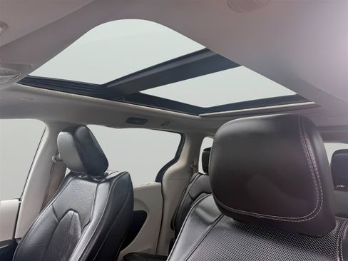 Used 2018 Chrysler Pacifica Limited FWD image 8