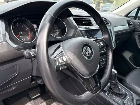 Used 2018 Volkswagen Tiguan SE w/ Panoramic Sunroof Package AWD/4WD image 21