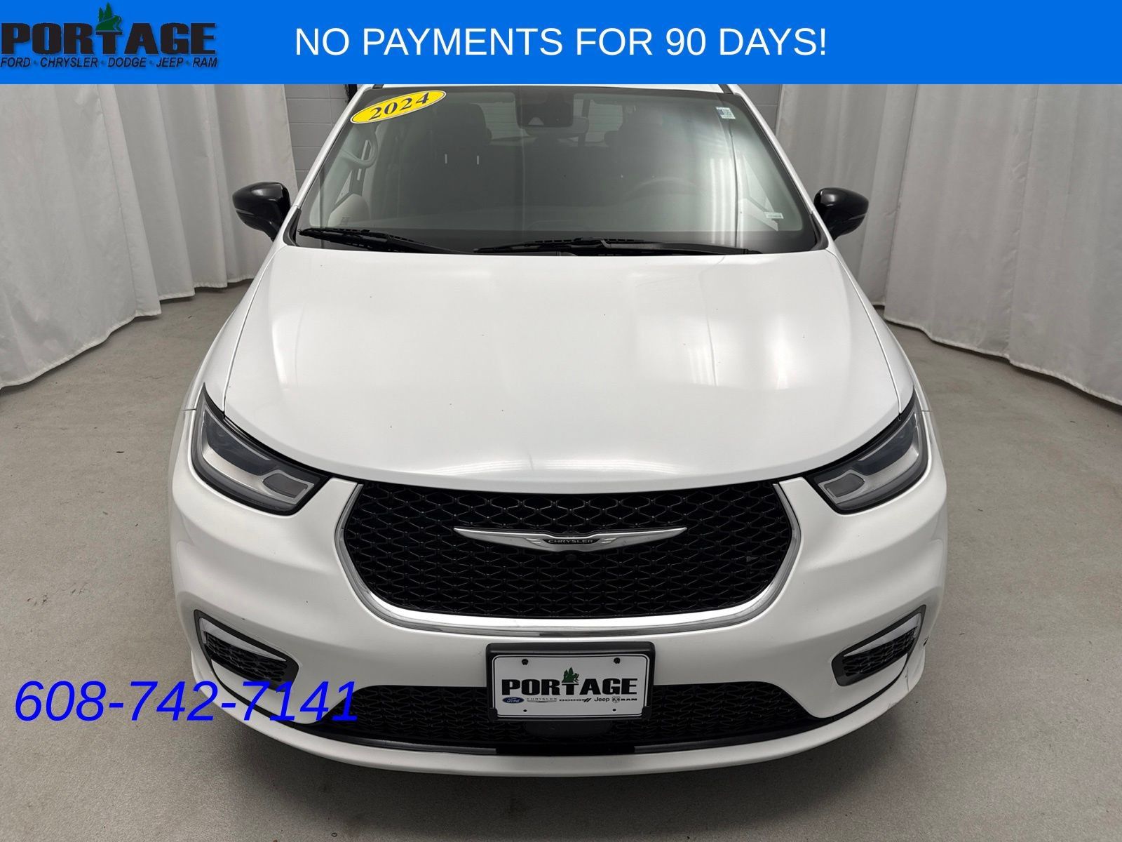 Used 2024 Chrysler Pacifica Touring-L FWD image 6