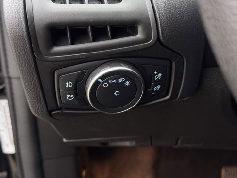 Used 2018 Ford Focus SE w/ SE Appearance Package image 21