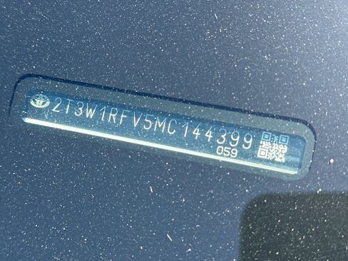Used 2021 Toyota RAV4 XLE w/ Convenience Package FWD image 3