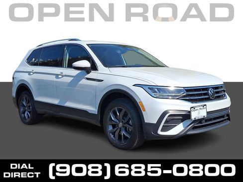 Used 2023 Volkswagen Tiguan SE w/ Panoramic Sunroof Package FWD image 1