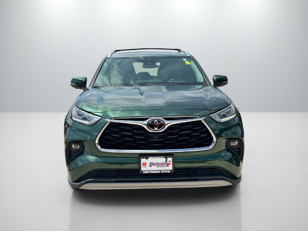 Used 2024 Toyota Highlander Platinum FWD image 2