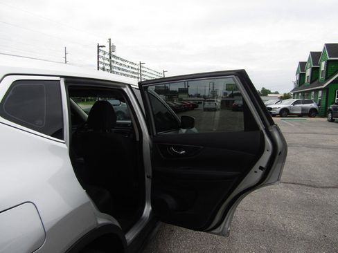 Used 2019 Nissan Rogue S AWD/4WD image 20