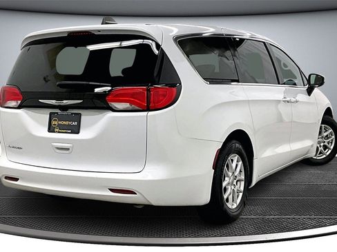 Used 2023 Chrysler Voyager LX image 6