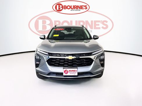 Used 2025 Chevrolet Trax LT w/ LT Convenience Package image 5