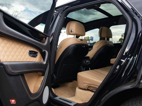 Used 2017 Bentley Bentayga AWD/4WD image 27