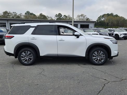 New 2025 Nissan Pathfinder SV image 11