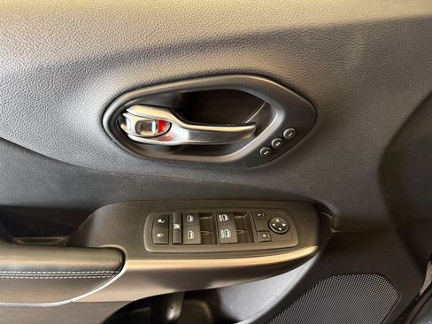 Used 2019 Jeep Cherokee Limited AWD/4WD image 21