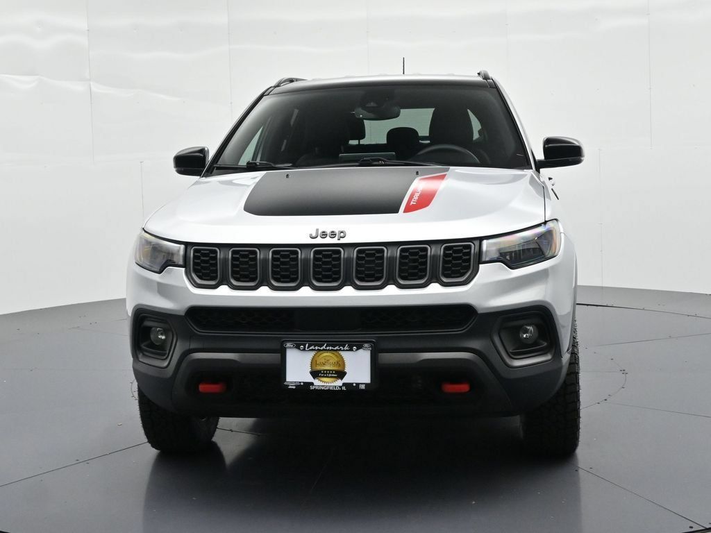Used 2025 Jeep Compass Trailhawk AWD/4WD image 2