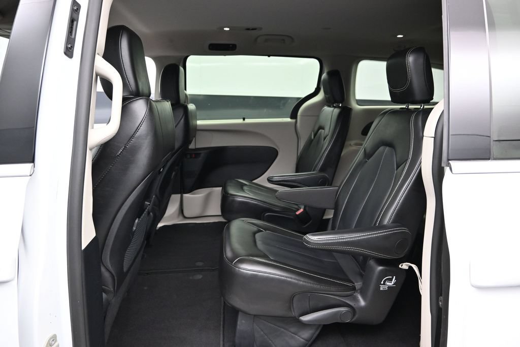 Used 2024 Chrysler Pacifica Touring-L FWD image 16
