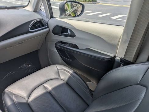 Used 2023 Chrysler Pacifica Touring-L FWD image 18