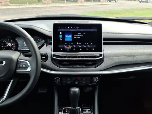 Used 2024 Jeep Compass Latitude image 9