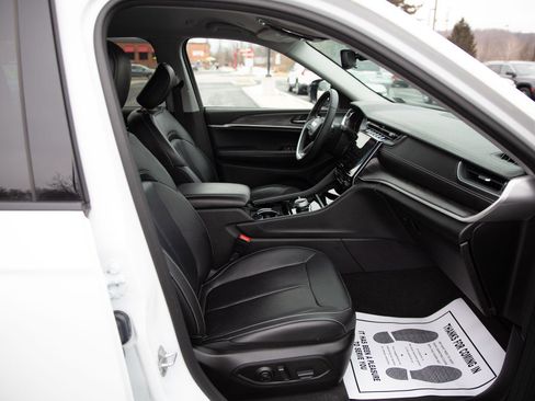 Used 2023 Jeep Grand Cherokee L Limited w/ Black Appearance Package image 17