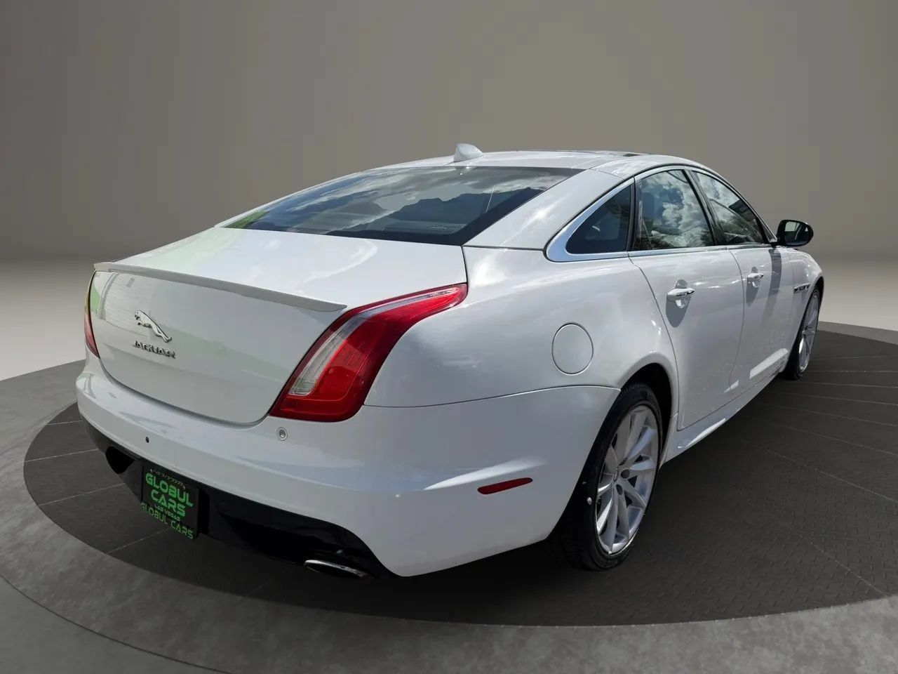 Used 2018 Jaguar XJ R-Sport RWD image 5