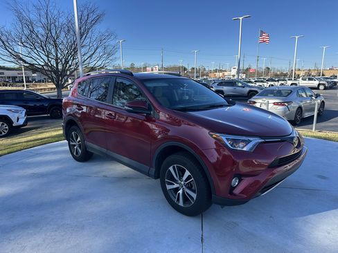 Used 2018 Toyota RAV4 XLE image 2