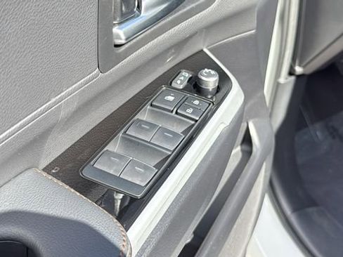 Used 2025 Toyota Sienna Limited image 19